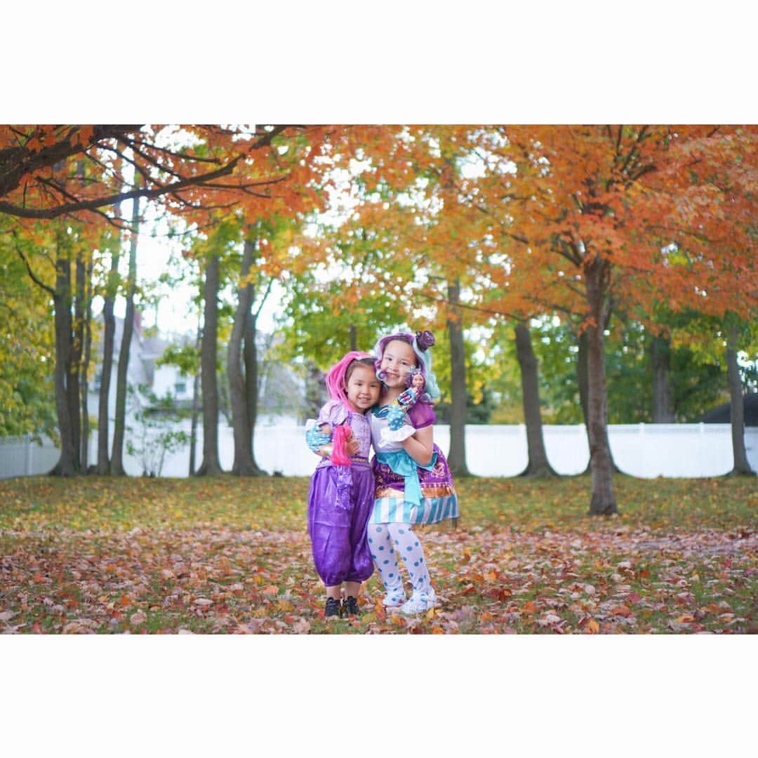 バイリンガル3兄妹のインスタグラム：「👻🎃ハロウィン🎃👻 ・ エマは Ever after highのMadelineってキャラで ・ 華はShimmer and shineのshimmerってキャラに ・ 空雅は本人の希望で去年と同じものを。 ・ 1~5枚目 Trick-or-treatめぐりの前に家の前で撮影会😂 ・ 6枚目 やる気満々。 だけどももちろん華は 「trick or treat」と言える訳もなくw ・ 口をもごもごしながらカゴにお菓子を入れてもらうのを待つっていうね😂 ・ でも5件目くらいで突然言えるようになって、2.3軒言って回ったんだけど ・ お菓子10個くらいもらったら満足して、早く食べたいからって「もうお家帰ろう！！」って😂 ・ 7枚目 男子チームはずっとこんな感じで、すごい速さで全部の家を回る勢いで住宅街を駆け抜けてました。もはやマスクもとって仮装とかどうでもよくなってる😂 ・ ちなみに写真これしかない😂 ・ 8枚目 後ろ姿の躍動感 女の子チームも、次から次へと回るからおばさん追いかけ回すのに疲れてまともな写真撮れてません。😂 ・ 9枚目 可愛い飾りとともに。 ・ 10枚目 結局男子は約200個のチョコをゲット。 ・ いや、多すぎる… もうこの先一年はチョコ買わなくていいね…😭 ・ ・ とにかく、私は疲れた。😂 ・ ・ #ハロウィン #halloween  #バイリンガル3兄妹」