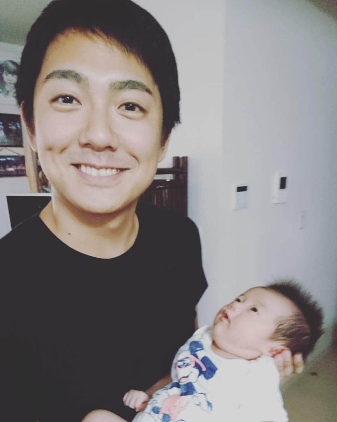 長田成哉のインスタグラム：「弟の子にやっと会えた時の顔。  最近は以前ほど「気負う」事が減った気がする。 「こうじゃないといけない」とか「こうあるべきだ」みたいな感覚に昔から囚われ気味なところがあったし、それが自分の持ち味だ。それくらい気負って過ごしてた。 最近は「やりたいことをやろう」とか「言いたい事はちゃんと言おう」って自然に思えてるから、何となく心と体が軽い。 形容出来ないけど良い予感もしてる。 今までの自分も嫌いじゃないけど、今の自分も嫌いじゃない。  まぁ何が言いたいかって  写真は全然関係、ない。笑」