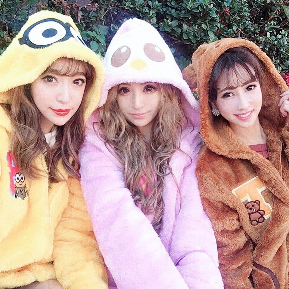 青木りえさんのインスタグラム写真 - (青木りえInstagram)「🎠 🎠 🎠 USJ✨ みんなでキャラクターになってみたよ💗 . ミニオン&モッピー&ティム❣️ このくま、初めて見たけど可愛かったのでこれにしたっ🐻 ティムって名前だったよ💗 . . #ティムかわいい♡ #ユニバーサルスタジオジャパン#ミニオン#モッピー#ティム#ユニバコーデ#🐻 #minions#usj#universalstudiosjapan#Halloween」11月2日 17時56分 - aokirie0418