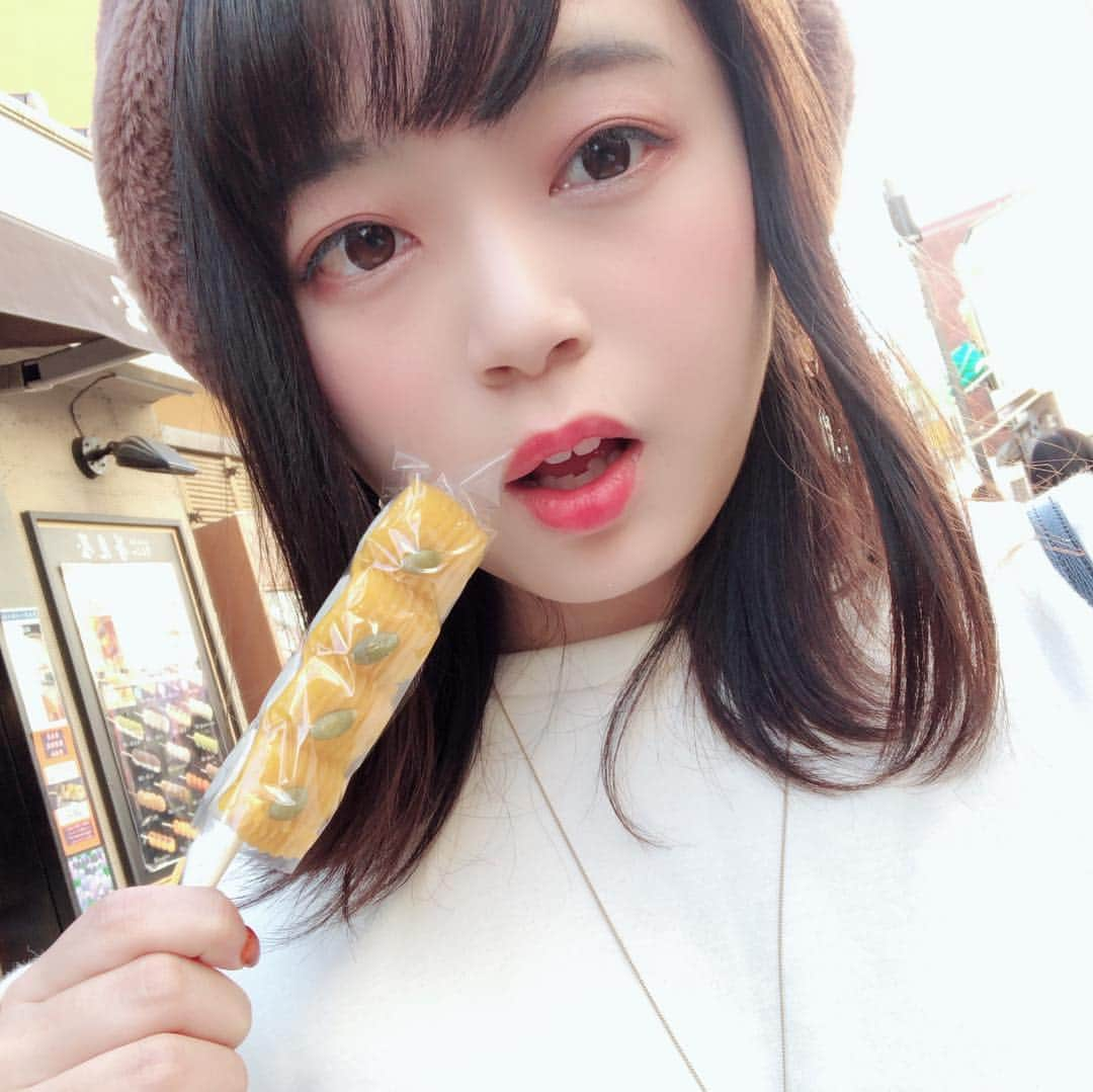 伊藤真莉のインスタグラム：「昨日はスマートログの撮影で鎌倉へ⛩ . 小町通りのおだんご食べれて嬉しかった🍡 . 記事あがるのおたのしみに〜！ . インスタからの投票もよろしくね！ . . #鎌倉 #鎌倉旅行 #鎌倉食べ歩き #小町通り食べ歩き #小町通りグルメ #鎌倉茶々 #さくらの夢見屋 #鎌倉デート #由比ヶ浜 #ミスコン」