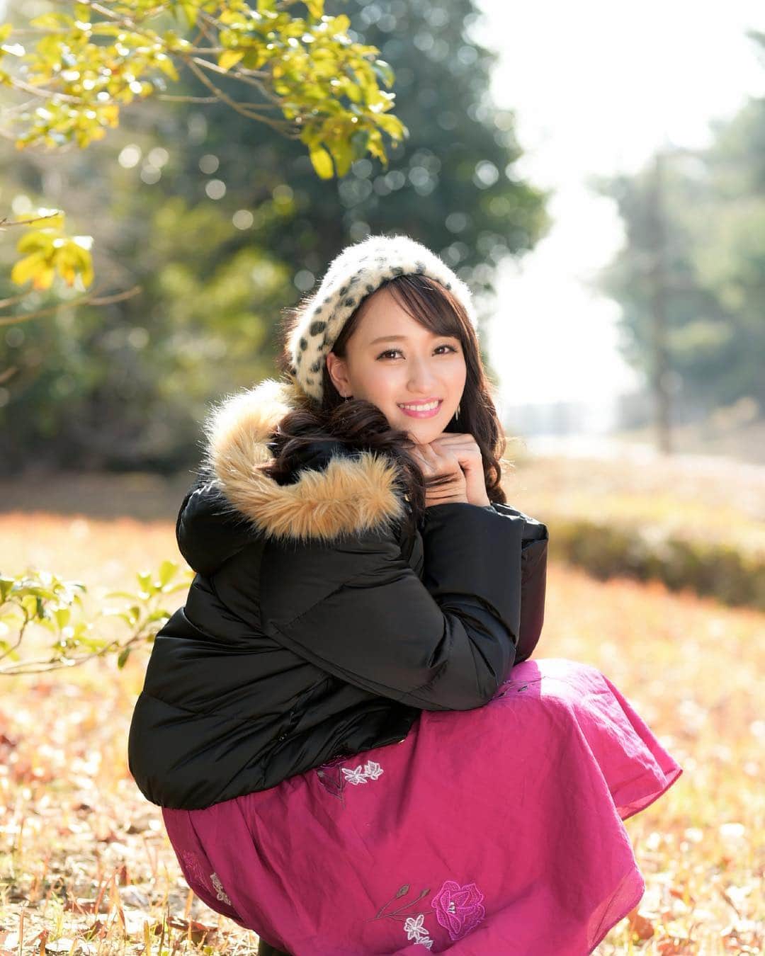 のインスタグラム：「. 紅葉見にいきたい！🍁 もう遅いのかな😣？？ . . #紅葉 #もみじ #ロケ #秋  #落ち葉 #🍁 #枯葉 #🍂 #フォロー #フォローミー #ポートレート  #写真好きな人と繋がりたい  #写真撮ってる人と繋がりたい  #作品撮り #作撮り #撮影  #autumn #japan #japanesegirls  #japanese #portrait #model  #follow #followme #me」