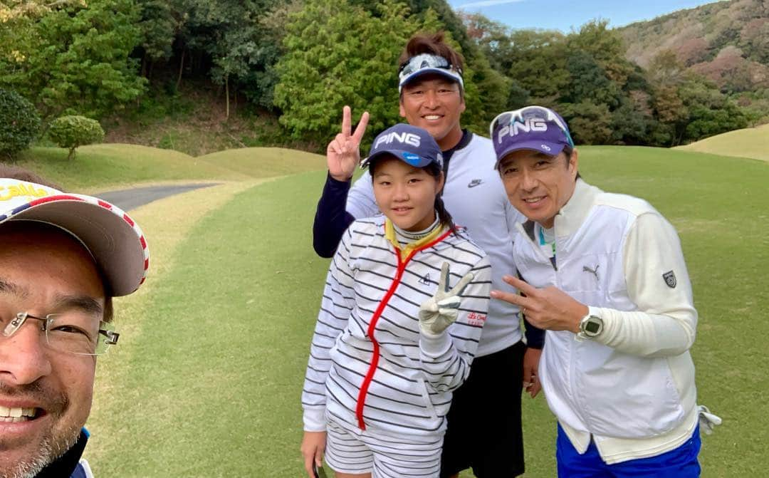 黒田アーサーさんのインスタグラム写真 - (黒田アーサーInstagram)「昨日はカステラの文明堂ゴルフコンペ⛳️「居酒屋さざん」の今井社長と参加しました！ 一緒にまわったのはベイスターズ小池コーチと娘さん小学校６年生の愛莉ちゃん😉💕 愛莉ちゃんは６年生にして身長170cm！プロゴルファーを目指して頑張ってます😊超難コースのオークビレッジを4人で楽しく？ラウンドしました（笑）お土産に文明堂の「極上 金のかすてら(z)」と三笠山を頂きました！文明堂様、ありがとうございました‼️#文明堂カステラ #横浜ベイスターズ #小池正晃コーチ #居酒屋さざん #今井社長 #kurodaarthur #golf#ping#puma#bandel #iomicsunglass #배우 #쿠로다아사#일본배우#골프 #핑」11月2日 13時40分 - kuroda_arthur