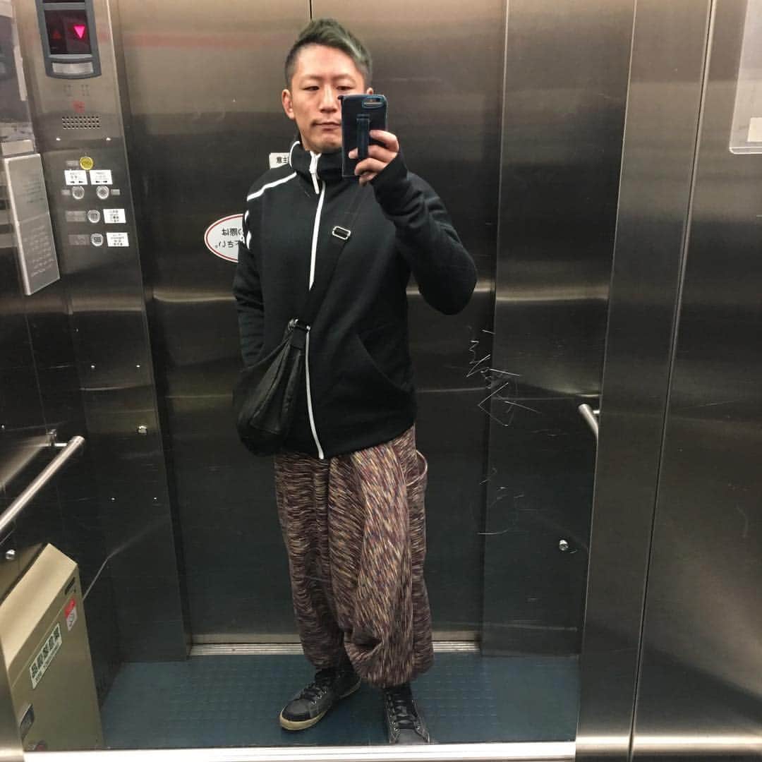 大石真翔のインスタグラム：「奥さんに 3日くらい同じ格好してない？！ と言われた服装がこちらです。 多分この秋はコレがデフォになります。 よろしくお願い致します。  #秋コーデ #adidas #サルエル男子 #パーカー男子 #男子をおじさんに変えると泣ける #サルエルパンツがすきなの」