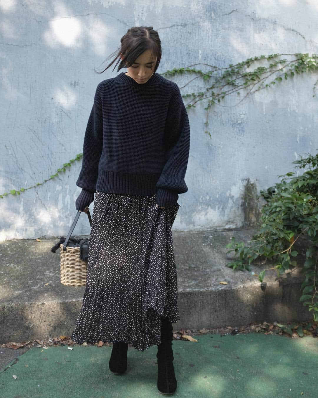 優木まおみさんのインスタグラム写真 - (優木まおみInstagram)「私服  ニット RICHMOND KNITWEAR ワンピース emmi 靴 fabio rusconi バッグ LUDLOW イヤーカフ 数年前に買ったものでブランドがわかりませんでした。 うう、コート忘れた。寒い。 もうすっかり冬だなぁー。  #私服 #fashon  #ニット #richmondknitwear  #ワンピース  #emmi  #靴  #fabiorusconi  #バッグ  #ludlow #今日のコーデ  #今日の服 #wear更新」11月2日 13時53分 - yukimaomi