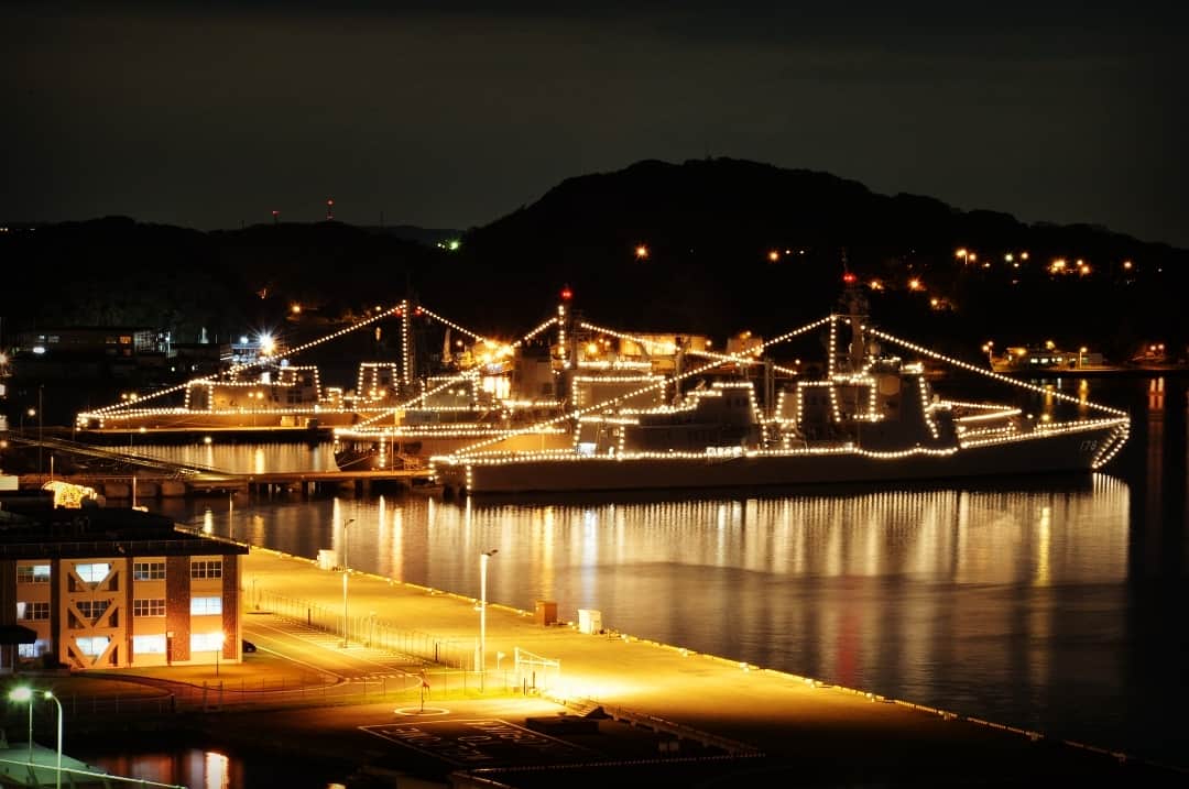 海上自衛隊さんのインスタグラム写真 - (海上自衛隊Instagram)「～電灯艦飾～ 昨日、「自衛隊記念日」を祝して「満艦飾」（まんかんしょく）を行った自衛艦は、夜にはドレスアップして「電灯艦飾」を行いました。  #海上自衛隊 #JMSDF  #自衛隊記念日  #電灯艦飾  #自衛艦」11月2日 13時47分 - jmsdf_pr