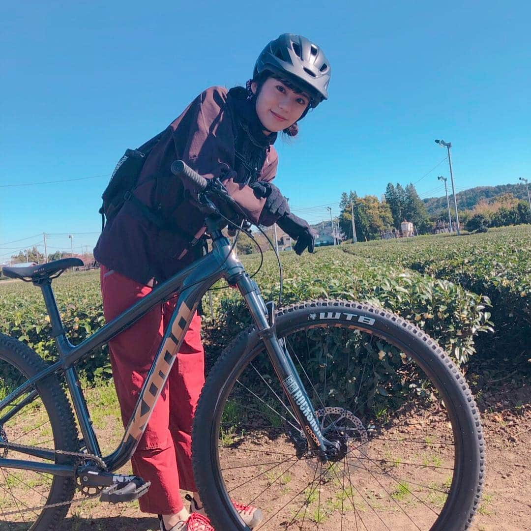 渡辺早織さんのインスタグラム写真 - (渡辺早織Instagram)「本日マウンテンバイク日和です🚵‍♀️ ぶらり寄り道しながらのツーリング、最高でした♪ 🍦🍵🍊 #遠足気分で #鼻歌うたいながら #子供に戻れるアクティビティ #MTB日和 #今月末はつばい」11月2日 14時26分 - _watanabesaori_