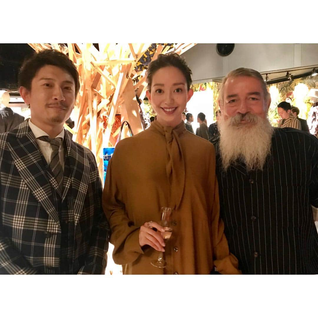 松島花さんのインスタグラム写真 - (松島花Instagram)「: 昨晩はVivienne Westwood 'GET A LIFE !'のPartyへ😌🥂✨ : 2枚目: 左・日本のマーケット担当者の伊藤さん 右・チーフデザイナーALEXさん : 今回私は、保護猫・犬の支援を中心に、 社会貢献活動を自らのアクションとして行っている  として招待して頂きました🐈🐕 ありがとうございます🙏🏻 : : デザイナーであり、アクティビストでもある ヴィヴィアン・ウエストウッドは、長年にわたり、 気候変動や過剰消費が環境に与える深刻な影響を訴え続け、 国際社会においても大きな注目を集めています。  本展では、国際環境 NGO グリーンピースとの共同ャンペーン“SAVE THE ARCTIC”をはじめ、アクティビズムとデザインが 具現化された、数々のコレクションや グラフィックを展示されています。 ヴィヴィアン・ストッドが伝える、より良い世界を作る為の 哲学とメッセージを是非会場で受け取って下さい‼️ 11/2 Fri.〜11/18 Sun. 11:00〜21:00 ラフォーレ原宿 6F 入場無料です❗️ ラフォーレミュージアム原宿  #viviennewestwood #vwgetalife  #party #harajuku #tokyo #laforetmuseum」11月2日 14時31分 - hana_matsushima_official