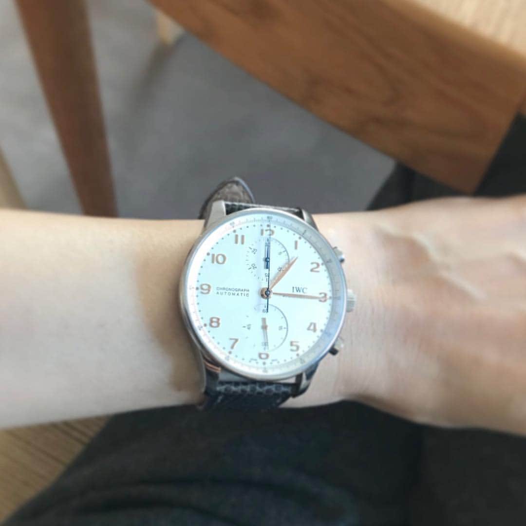 富岡佳子さんのインスタグラム写真 - (富岡佳子Instagram)「#iwcwatch メンズライクな時計が好きなのですが、men'sの時計だと手首が細いので購入してすぐにベルトを交換しました。随分前ですが、新宿の伊勢丹men's館１階でオーダーをしました。今もできるのかな？！紳士用特有のベルトの厚みを無くし、ベルトの長さも少し短くし、ニュアンスのあるグレーを選んでカスタマイズしたんです。するとなぜだか今度は男性が着用すると女性っぽい時計に見えたんです。ベルトだけの交換なのに不思議ですね…伊勢丹では、今でも出来るかわからないので他にできるところがあれば是非ご一報下さい。笑 もしかして男性の方が詳しいかもですね…」11月2日 14時54分 - yoshikotomioka