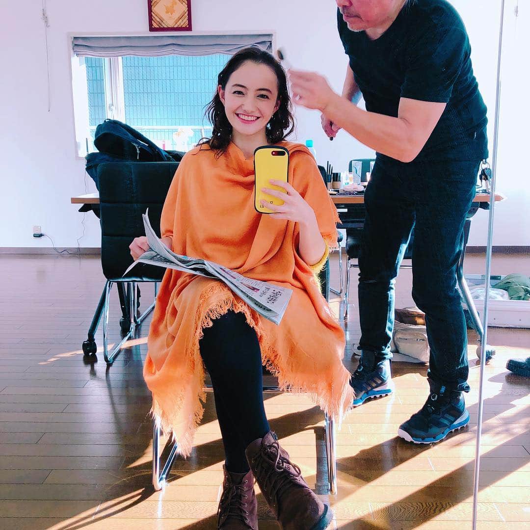 アヤカ・ウィルソンさんのインスタグラム写真 - (アヤカ・ウィルソンInstagram)「. オレンジの衣装みたい🧡 この雰囲気めっちゃ好き！笑笑 . #オレンジポンチョみたい #メイクの掛け布なの🧡 #髪型とめっちゃしっくりする 笑 #お仕事準備中〜」11月2日 14時57分 - ayakawilson_official