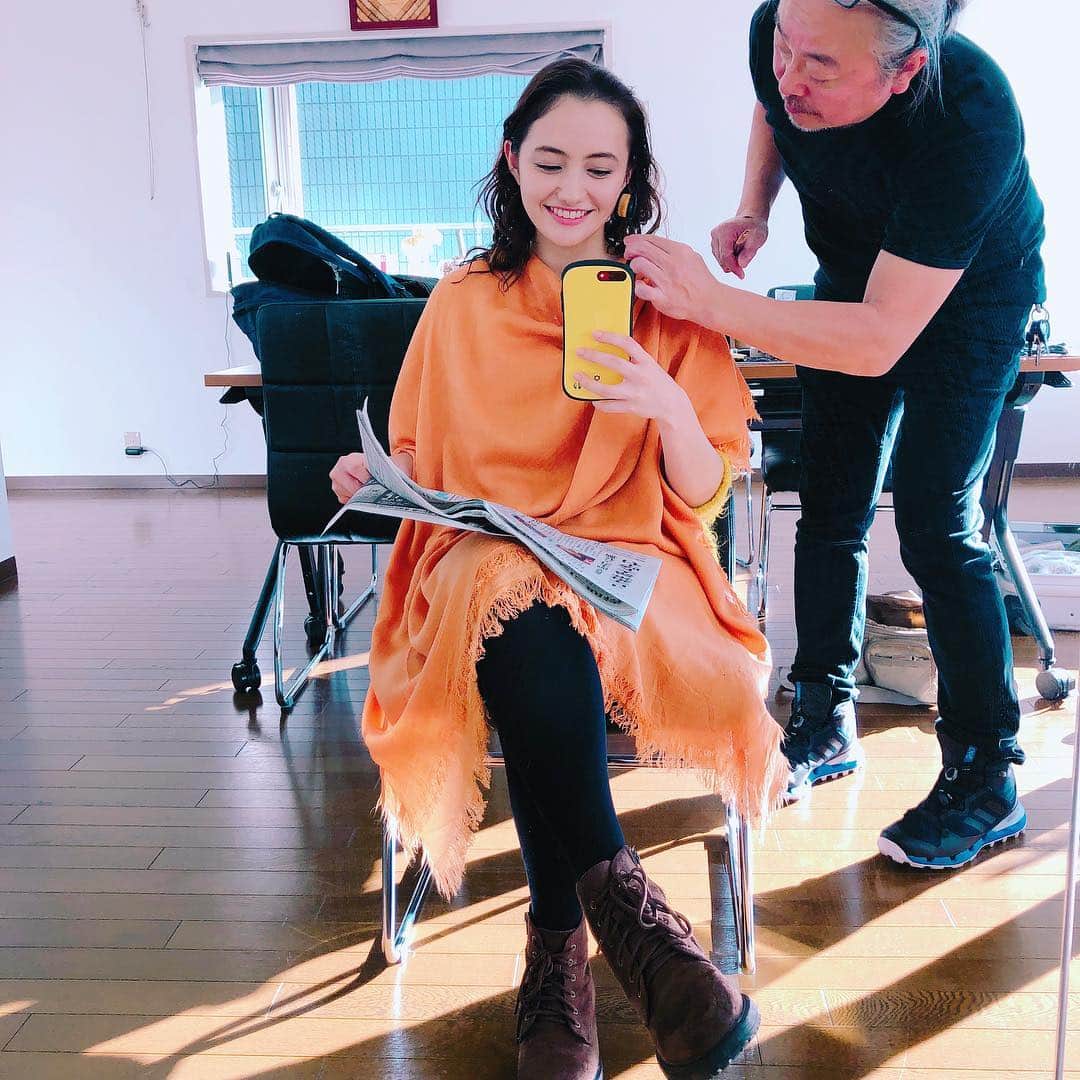 のインスタグラム：「. オレンジの衣装みたい🧡 この雰囲気めっちゃ好き！笑笑 . #オレンジポンチョみたい #メイクの掛け布なの🧡 #髪型とめっちゃしっくりする 笑 #お仕事準備中〜」