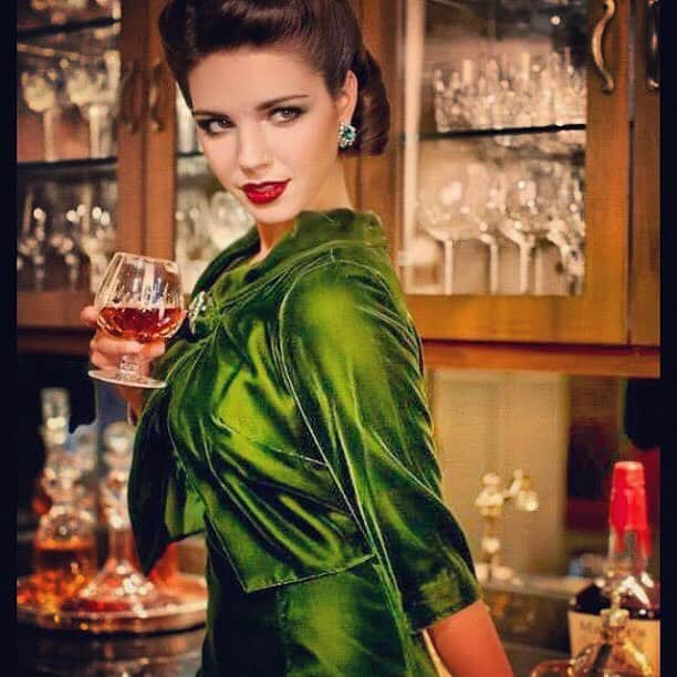 ジェシカ・アシュリーのインスタグラム：「#flashbackfriday #vintagefashion #madmen」