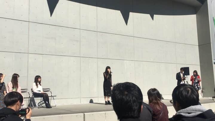 斉藤瑞季のインスタグラム：「今年も芸祭始まったみたいだね！！ ミス日芸を頂いてから1年。 有難いことに沢山の変化や出会いがあった1年となりました。  そこで！！ 2017年ミス日芸として、 今年も芸祭最終日の 結果発表のステージに立たせて頂くことになりました✨  今年は誰にタスキを掛けるのか、、 私までドキドキ💓  在校生のみんな、声かけてね。 卒業生で暇な人はいこうね。笑  ぜひ、皆で見届けましょう！！✨ これはミスコンお披露目のときの 特技披露の動画です😳  気になった一般の方も ぜひ日芸へGo！！！ 11/4(日)17:10-17:40@大ホール  #ミスコン #ミス日芸 #日芸 #歌 #パートオブユアワールド #ディズニー #アリエル#休日は弾き語り」