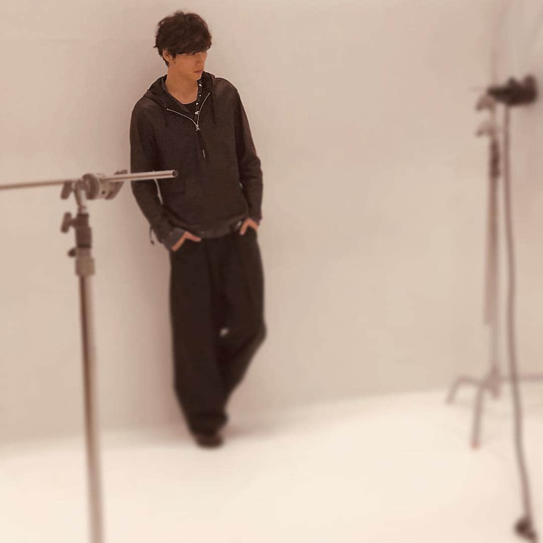 福士蒼汰さんのインスタグラム写真 - (福士蒼汰Instagram)「I like black and this kind of style.  黒とかネイビーとか落ち着いた色が好きだな。  #ハッシュタグってなに #教えて」11月2日 18時03分 - fukushi_sota_official