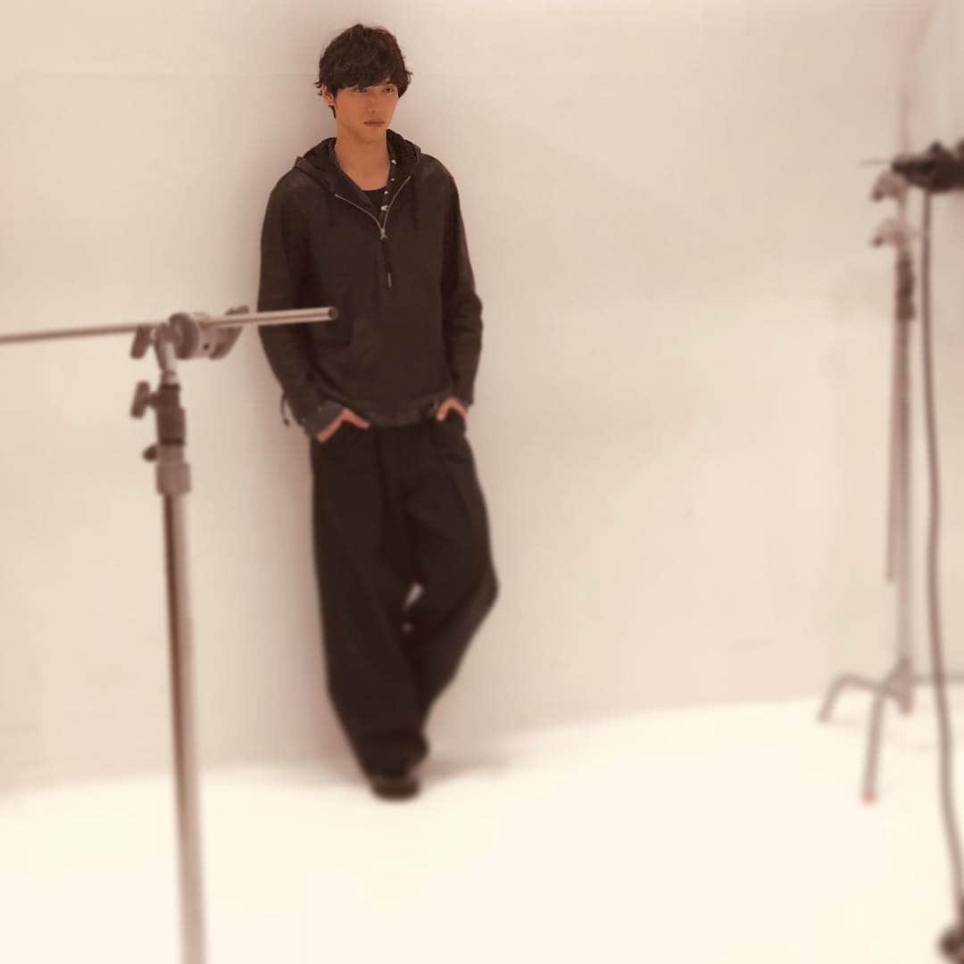 福士蒼汰さんのインスタグラム写真 - (福士蒼汰Instagram)「I like black and this kind of style.  黒とかネイビーとか落ち着いた色が好きだな。  #ハッシュタグってなに #教えて」11月2日 18時03分 - fukushi_sota_official
