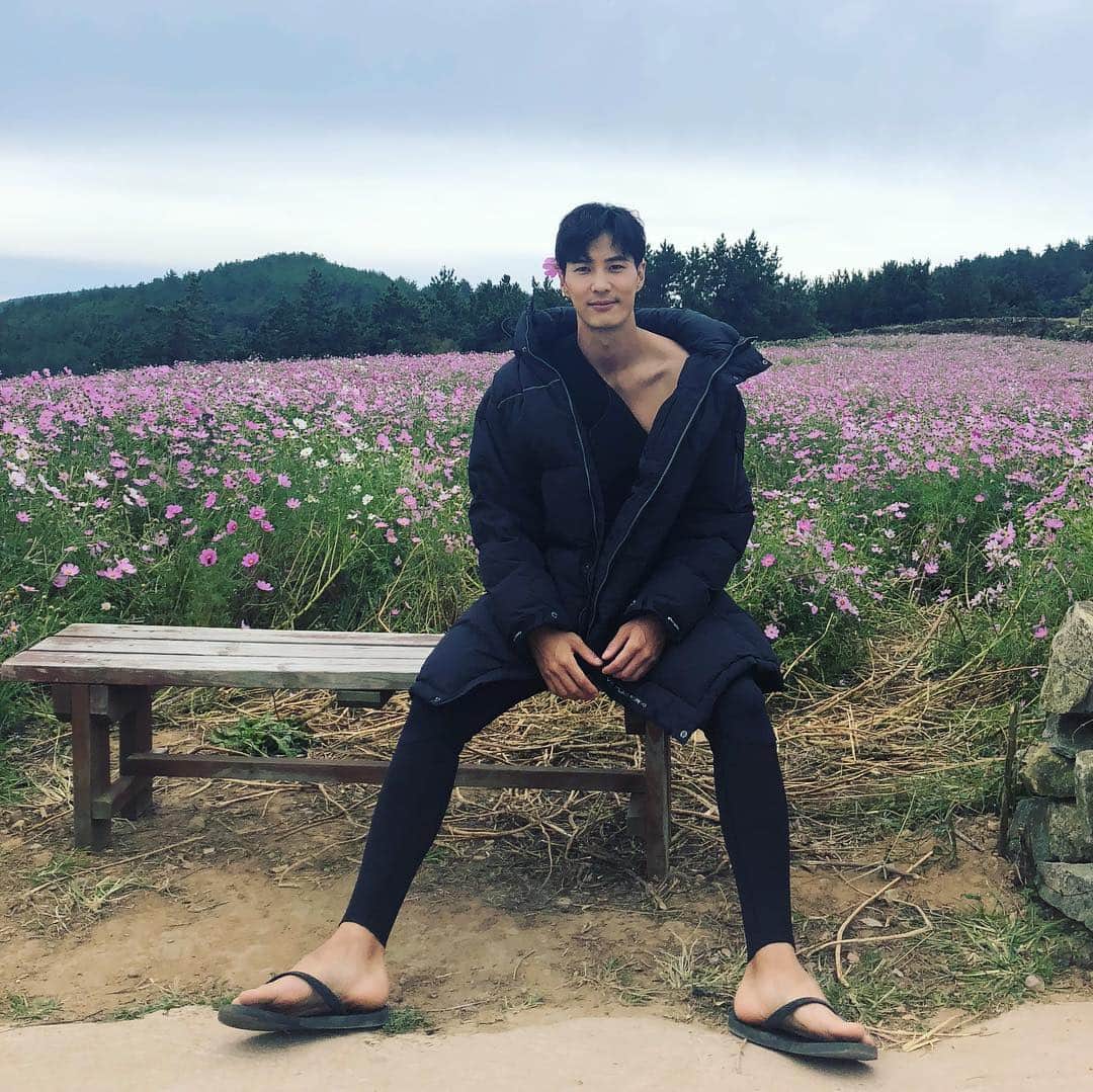 キム・ジソクのインスタグラム：「. 코스모스 밭에 서핑복 조합은  전세계 유일무이일듯.🌸➕🏄🏻‍♂️」
