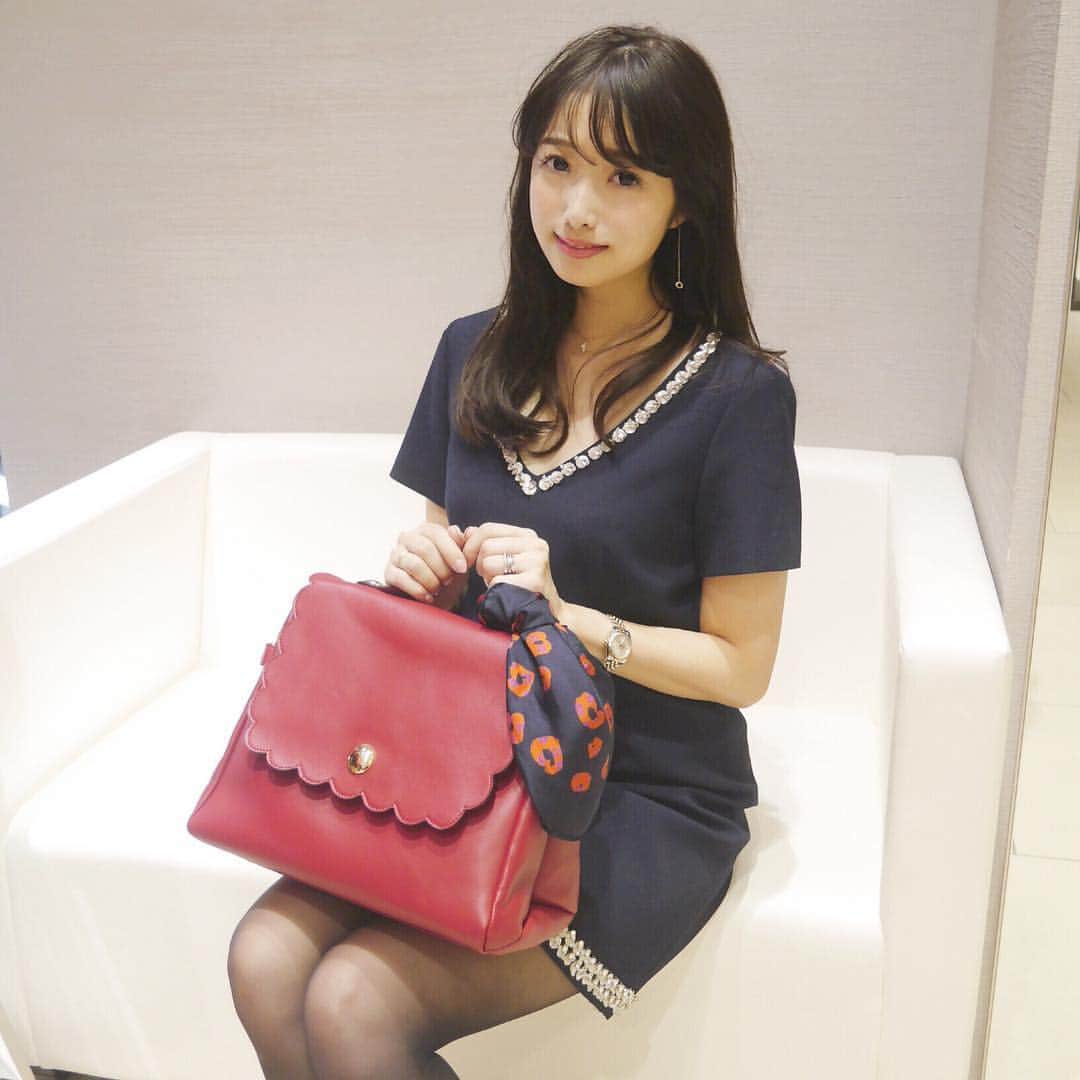 のインスタグラム：「. . 大好きなブランド✨ TARA JARMON👗 . 11月27日まで 銀座三越M5階で開催されてる POP UP STOREでお買い物してきました❣️ . . TARA JARMONのワンピースが大好きで👗❤︎ 新作が入ると必ずチェックしてます✨ ニットやコートの新作も沢山入荷してたので、期間中また行ってみようと思います☺️ . . 今なら35,000円以上お買い上げの方先着20名様にデニムトートバッグがプレゼントされるそうです🎁❣️ . 最後の３枚の写真で @tarajarmon_jp のワンピースがつけてる ネックレス✨💎 ドイツのジュエリーブランド #Grosse (@grossejapan )の催事も6日まで開催されてるそうです❣️ #tarajarmon #タラジャーモン #銀座三越 #三越 #銀座 #ginza #grosse #jewelry #fashion #coat #knit #onepiece #onepieceholic #ワンピース #👗」