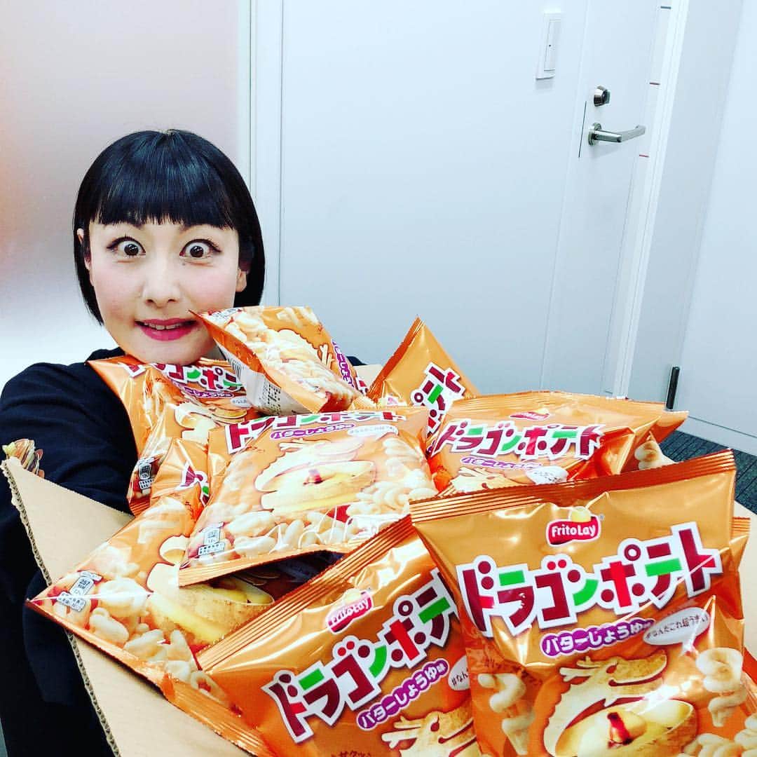 鳥居みゆきさんのインスタグラム写真 - (鳥居みゆきInstagram)「大好物トルネード型スナック菓子「ドラゴンポテト」バター醤油味 送ってくれたお客はんありがとう！！！ ありがとうね〜ありがとうね〜ありがトルネード！！ #ドラゴンポテト」11月2日 18時39分 - toriimiyukitorii