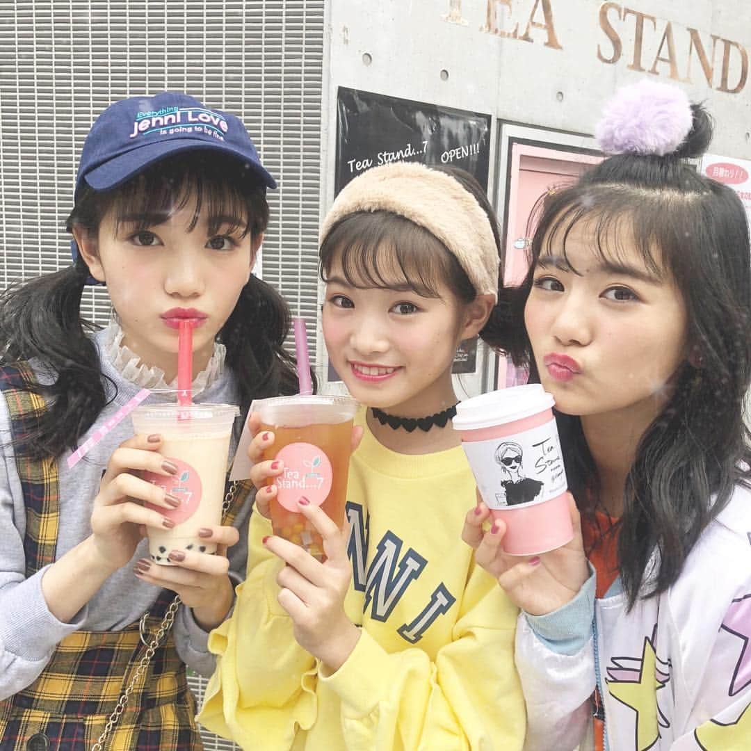 ニコ☆プチのインスタグラム：「食いしん坊’s の モモカ、マアヤ、ルキの3人💖 おいしい＆かわいいカフェのドリンクに夢中になってまぁす😋  #ニコプチ #向田桃椛 #丸山真亜弥 #関谷瑠紀 #プチモ」