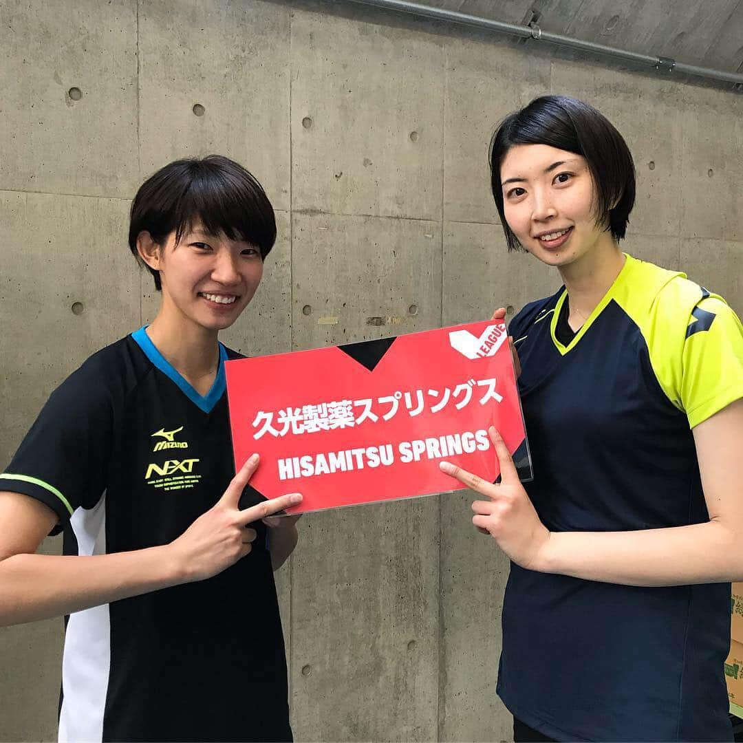 フジテレビ★バレーボールさんのインスタグラム写真 - (フジテレビ★バレーボールInstagram)「いよいよ明日V.LEAGUE女子が開幕‼️‼️ 駒沢オリンピック公園総合運動場体育館でリーグ初戦を迎える各チームの選手たち📷  #デンソーエアリービーズ の鍋谷選手➡️サーブを打つときのルーティン招き猫ポーズに注目！😼 * #NECレッドロケッツ の島村選手➡️NECのNポーズで開幕戦勝利を誓いました！🔥🔥 * #久光製薬スプリングス の岩坂選手&石井選手➡️「２年連続優勝」へ！✌️✌️ * #東レアローズ の黒後選手&堀川選手➡️東レのチームロゴポーズで気合充分！💪💪 * 明日12時から #bsフジ で生中継！  #Vリーグ #バレーボール #鍋谷友理枝 #島村春世 #岩坂名奈 #石井優希 #黒後愛 #堀川真理」11月2日 19時18分 - fujitv_volleyball