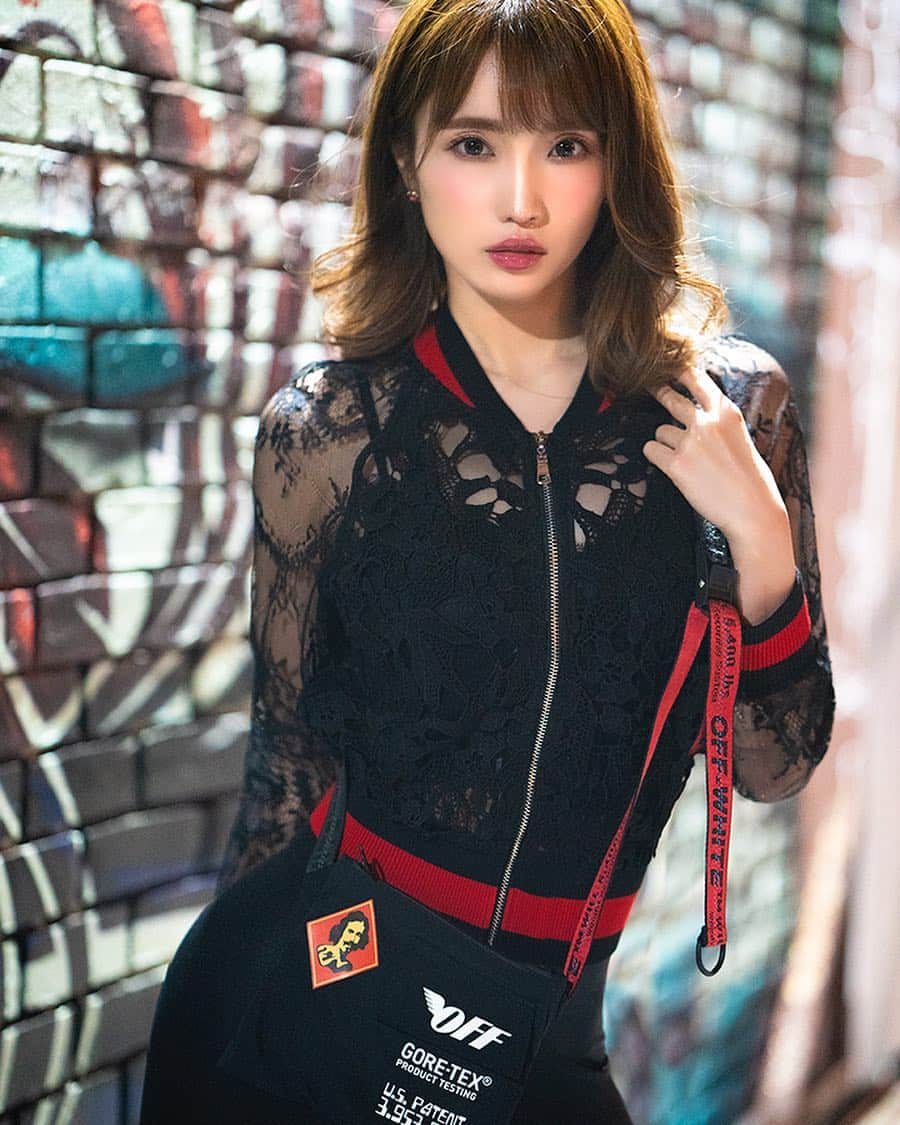 のインスタグラム：「✳︎OFF-WHITE✳︎ Off the wall awesome graffiti in all downtown Los Angeles 💖  photography by @jerrycoria  #offwhite #goretex #streetfashionstyle #la #model #modeling #toliveanddieinla #photography #fashionnova #fashionblogger #fashionlover #losangeles #love #style #styleblogger #japanesegirl #nightphotography #angelcitybrewery #november  #swag #styleoftheday #fashionistas #fashionista #fashionlovers #fashiongoals」