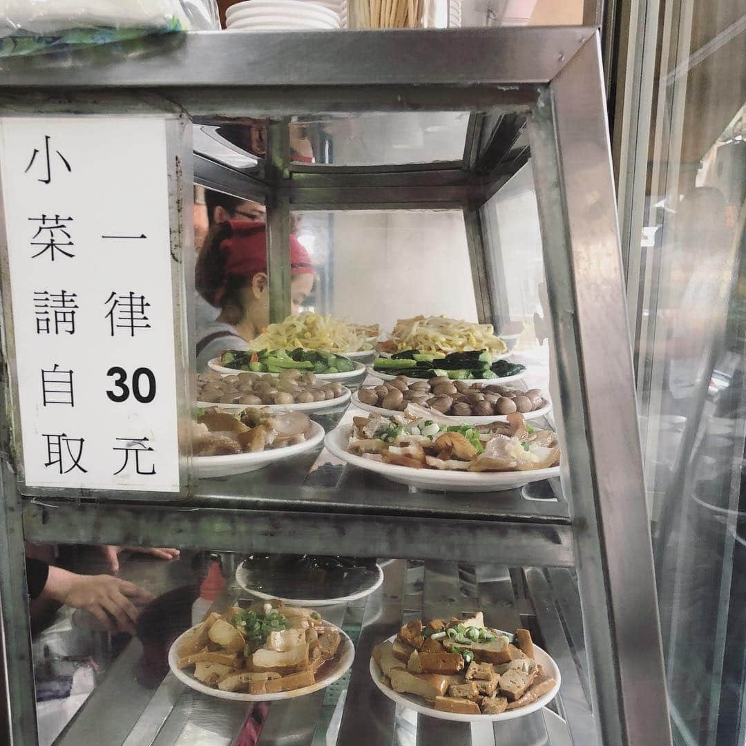 小堀紀代美さんのインスタグラム写真 - (小堀紀代美Instagram)「台湾のあちこちで言葉が通じなくても指差しで注文できちゃう。旅行中に野菜料理が小皿で色々食べられるのもありがたい。  #cobo旅 #cobo旅台湾 2018秋.２日目」11月2日 19時32分 - likelikekitchen