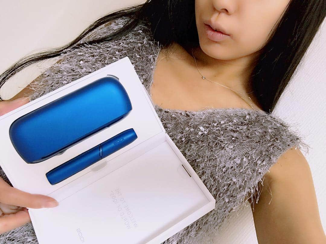 Ai（虫賀愛）さんのインスタグラム写真 - (Ai（虫賀愛）Instagram)「#IQOSThisChangesEverything #IQOSアンバサダー #IQOSJapan  Thank you @iqos_jp 💋💋 先日@iqos_jpに招待いただいたイベントでIQOS 3とIQOS 3 MULTIをいただいたので、開封しましたっ😭 私はステラーブルーという青色のデバイスをもらいました！🦋 箱もすごく高級感があって、質感とかめちゃくちゃ好みでした🤣✨ デザインが、パーティーにもお出かけする時にも、どんな場面でも持てるかっこよさ🤣 以前のIQOSよりも一段とカッコ良い〜🤤 成人喫煙者の皆さん、 “IQOS 3”と“IQOS 3 MULTI” は11月15日から販売されます！販売場所や詳細については、IQOSのウェブサイトでチェックしてね。 ※成人向けの本製品には、リスクがないわけではありません。」11月2日 21時02分 - ai.mushiga