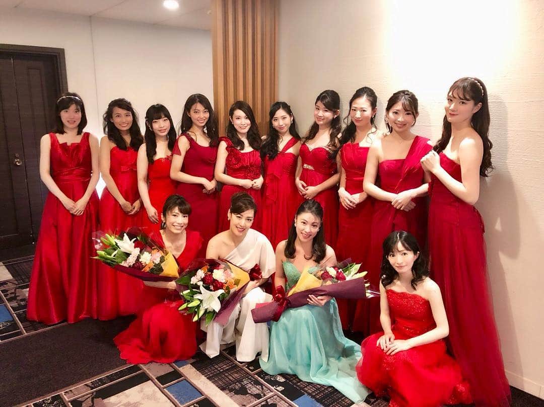 竹内愛のインスタグラム：「今日はブルボンさんの「響働の集い」にて演奏させて頂きました。 最後には松本蘭さんとの共演も✨ ＊ 長年お世話になっているブルボンさんには何度か演奏させて頂いていて、演奏後に君はずっといるね！覚えてるよ！とお声をかけて頂きとても嬉しかったです😊✨ ＊ 素敵な会にお声がけ頂きましてありがとうございました☺️」