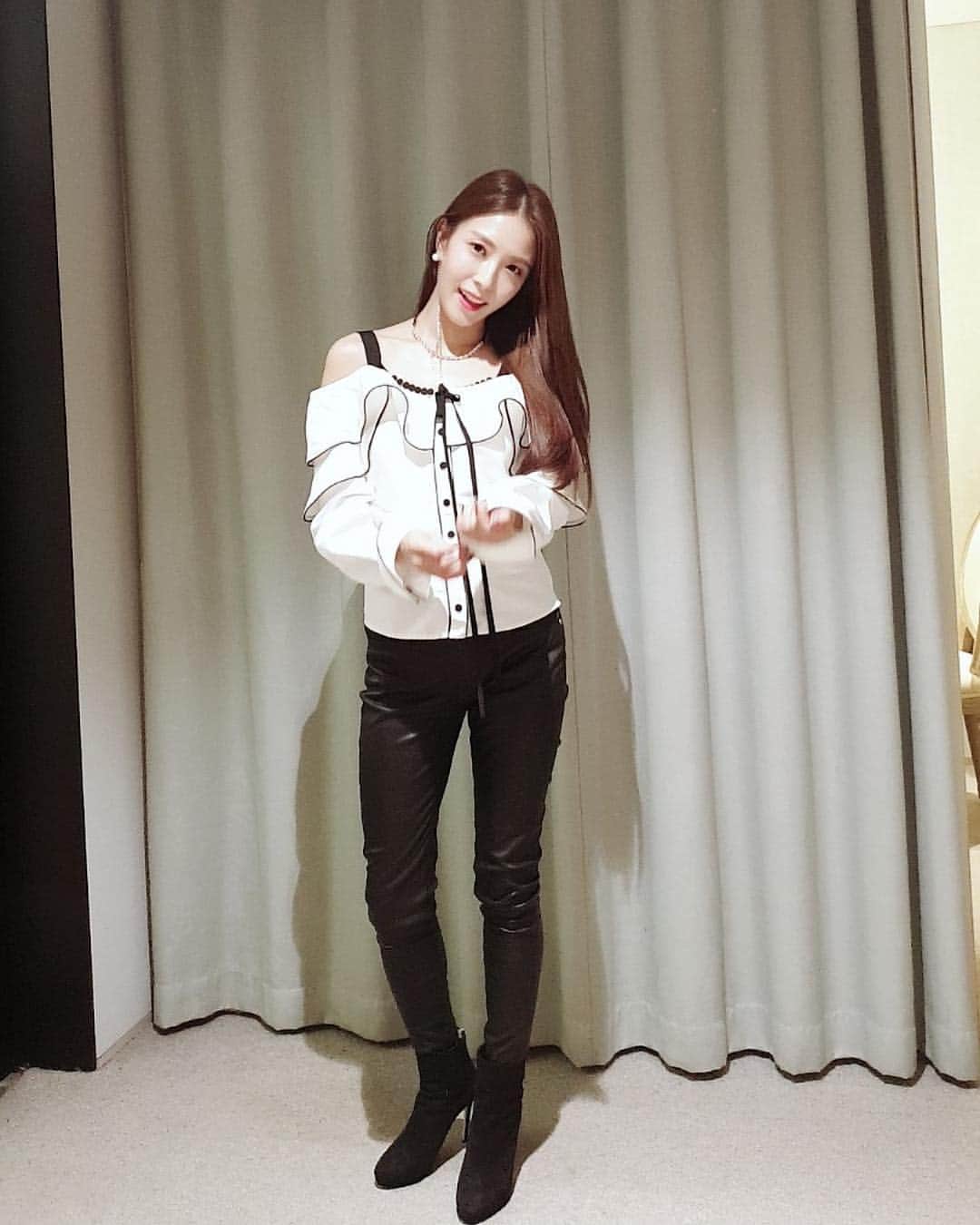 BoAのインスタグラム：「팬싸인회때 사진 찍어 올려달라해서~~ 급히 찍고 퇴근 😘😘 다들 너무 고마워~~ 내일 막방때 만나~~❤️❤️ photo by 꾹꾹이 지은이~~👍」