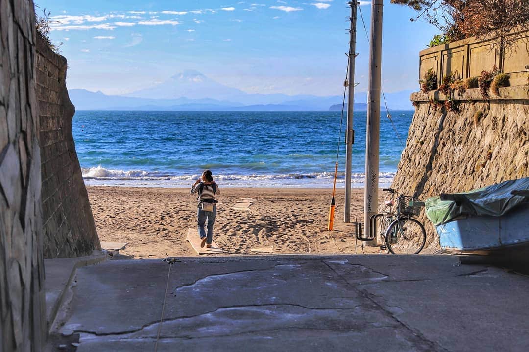 のインスタグラム：「- 葉山歩き日和、だ  #葉山歩き #葉山 #hayama #森戸海岸 #森戸 #海 #小道 #富士山 #Moritobeach #beach #mtfuji #sea #秋晴れ #青空 #お天気 #嬉しいな #週末 #楽しく過ごせますように #今日もおつかれさまでした」