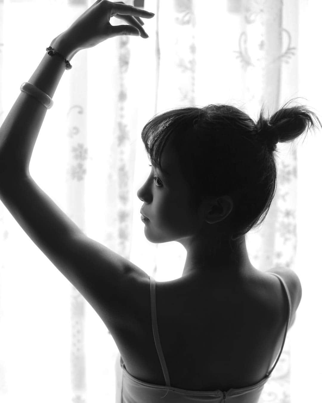 謝梦頔のインスタグラム：「緊張感がやってきた！今まで応援してくれて方々本当にありがとうございます！ 明日はみんなで楽しもうね😊  緊張して寝れなくなるかな😬 明日の13:00〜入場です。駒大生は学生証を忘れないように💪 駒大でお待ちしております😊  #ins #instafashion #ミスコン #ミスコンファイナリスト #ミス駒澤」