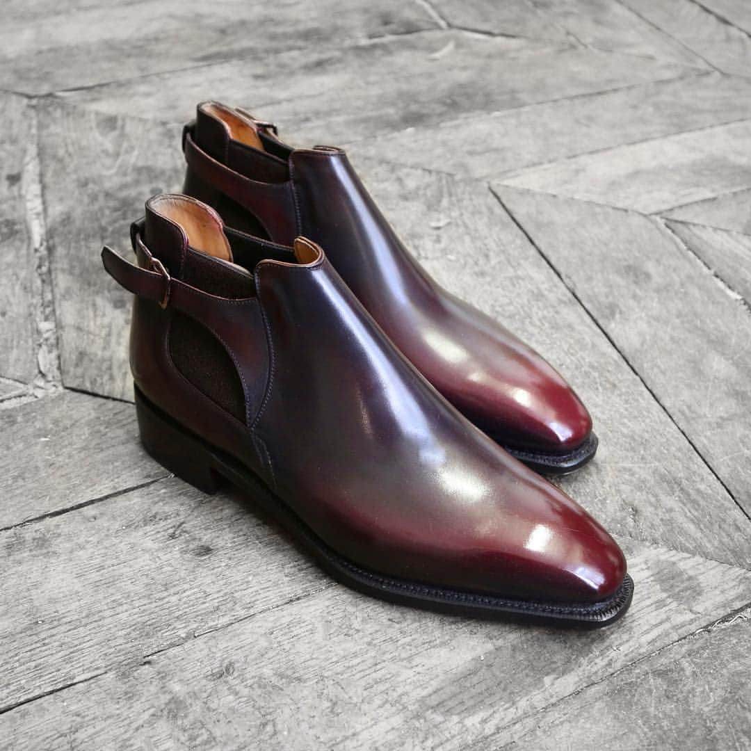 のインスタグラム：「We could never get enough of our Bernay, on the Sèvres last, in a beautiful Lie de Vin patina! 🍷 #Corthay #Paris #Bernay #Boots #LieDeVin #Patine #Shoes #MadeInFrance #TheFinestShoes #LaCouleurCestCorthay #Shoeporn」