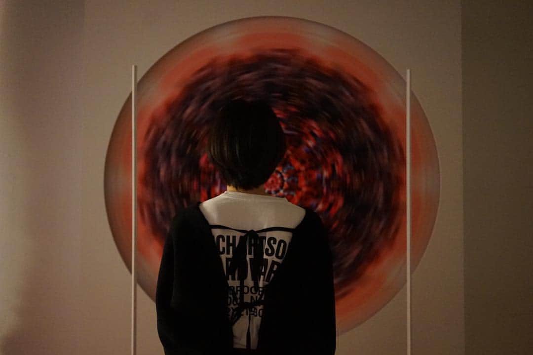 菊井亜希さんのインスタグラム写真 - (菊井亜希Instagram)「先日の三嶋章義 FANZAにて作品展最終日、お越し下さった皆様ありがとうございました😊 期間中足を運んで下さった皆様、ありがとうございました☺️ トトの作品の前で📸 とても良い展示でした🌹  #akiyoshimishima #fanza  #フェナキストスコープ#art」11月2日 23時07分 - bollywoood