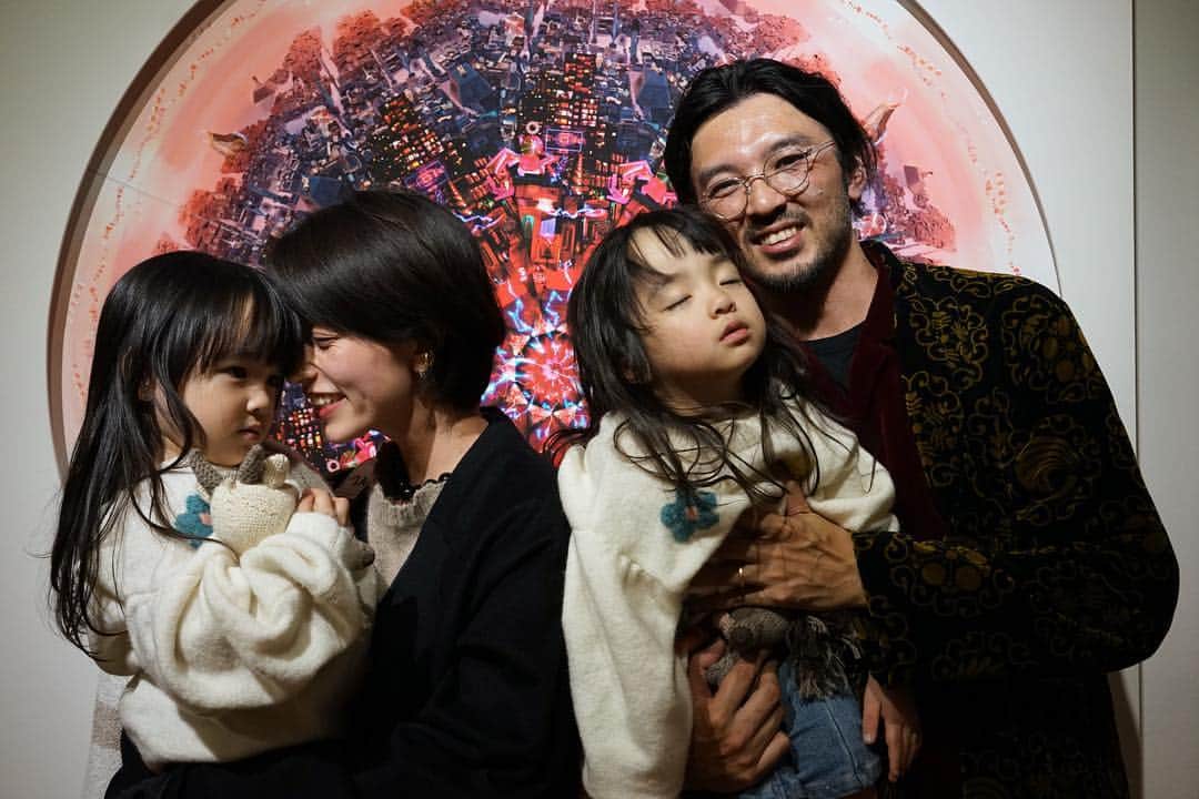 菊井亜希のインスタグラム：「先日の三嶋章義 FANZAにて作品展最終日、お越し下さった皆様ありがとうございました😊 期間中足を運んで下さった皆様、ありがとうございました☺️ トトの作品の前で📸 とても良い展示でした🌹  #akiyoshimishima #fanza  #フェナキストスコープ#art」