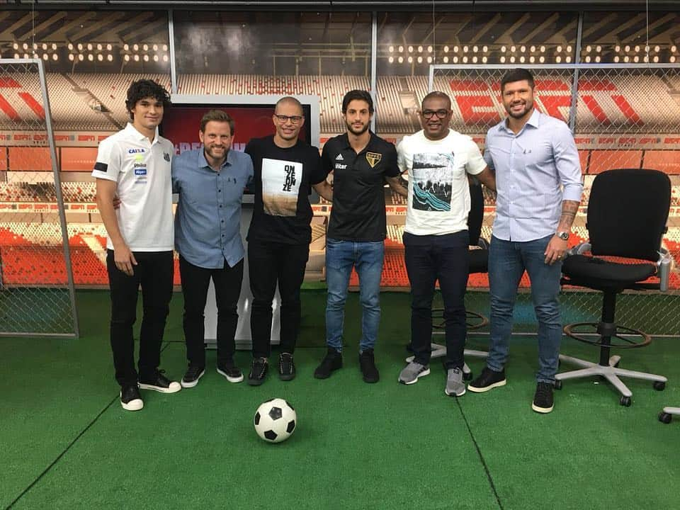 ドドさんのインスタグラム写真 - (ドドInstagram)「‪Hoje as 21:30 na ESPN Brasil tem o #ResenhaESPN com essas lendas. Foi muito legal participar. Ouvir e contar algumas histórias, e dar muita risada. Obrigado pelo convite @mundoespn 🤙」11月2日 23時36分 - dodopires