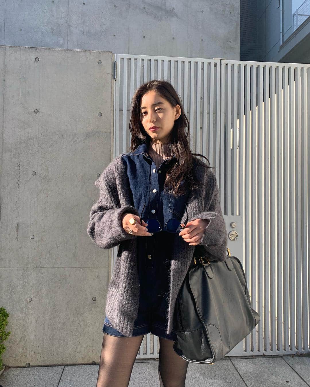 新木優子さんのインスタグラム写真 - (新木優子Instagram)「私服  all in one : @style_mixer  outer cardigan : @perverze_official  inner knit : @sly_official  shoes : @blackbymoussy_official  bag : @loewe  sunglasses : @celine  gold ring : @CELINE platina ring : @cafering.platinum」11月2日 23時40分 - yuuuuukko_