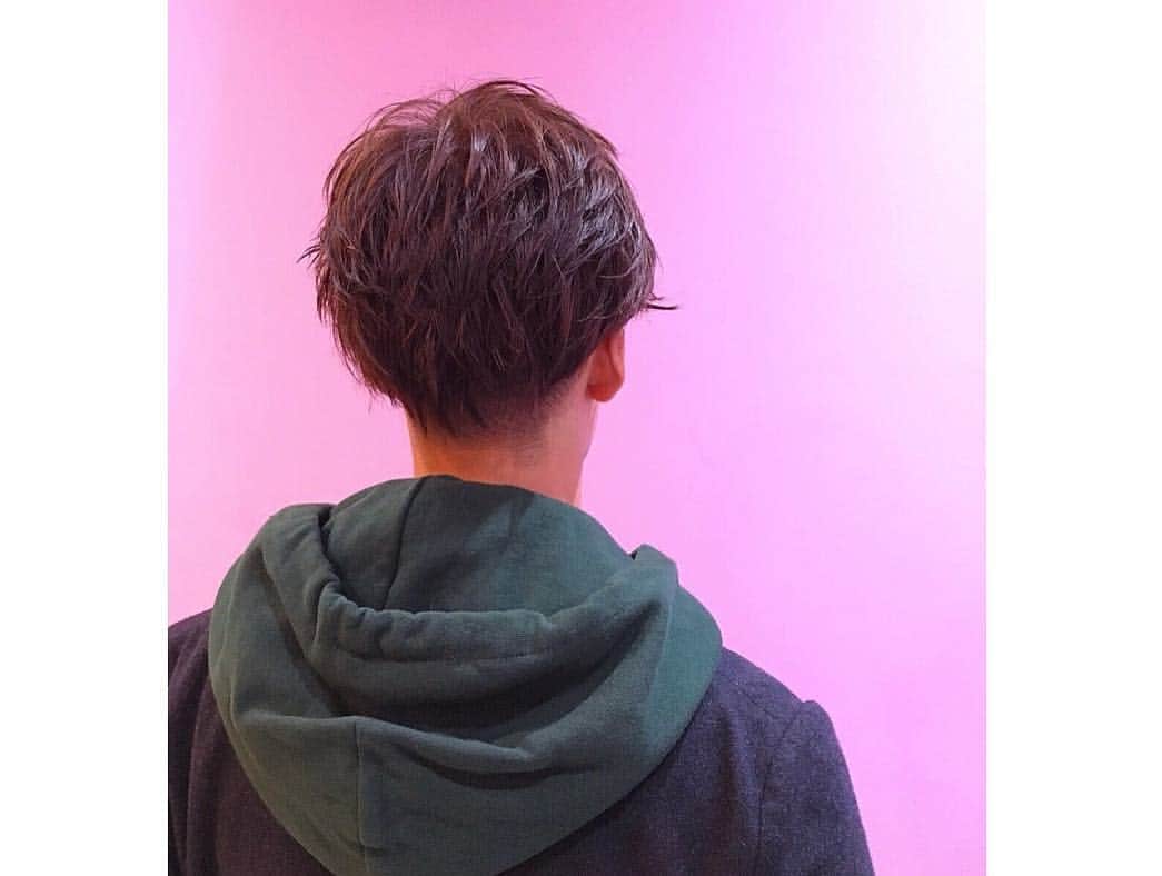 上田純樹さんのインスタグラム写真 - (上田純樹Instagram)「美容師のドレッドだうjrにカットカラーしてもらいました！  #南堀江 #sumi」11月3日 0時32分 - raionerutousan