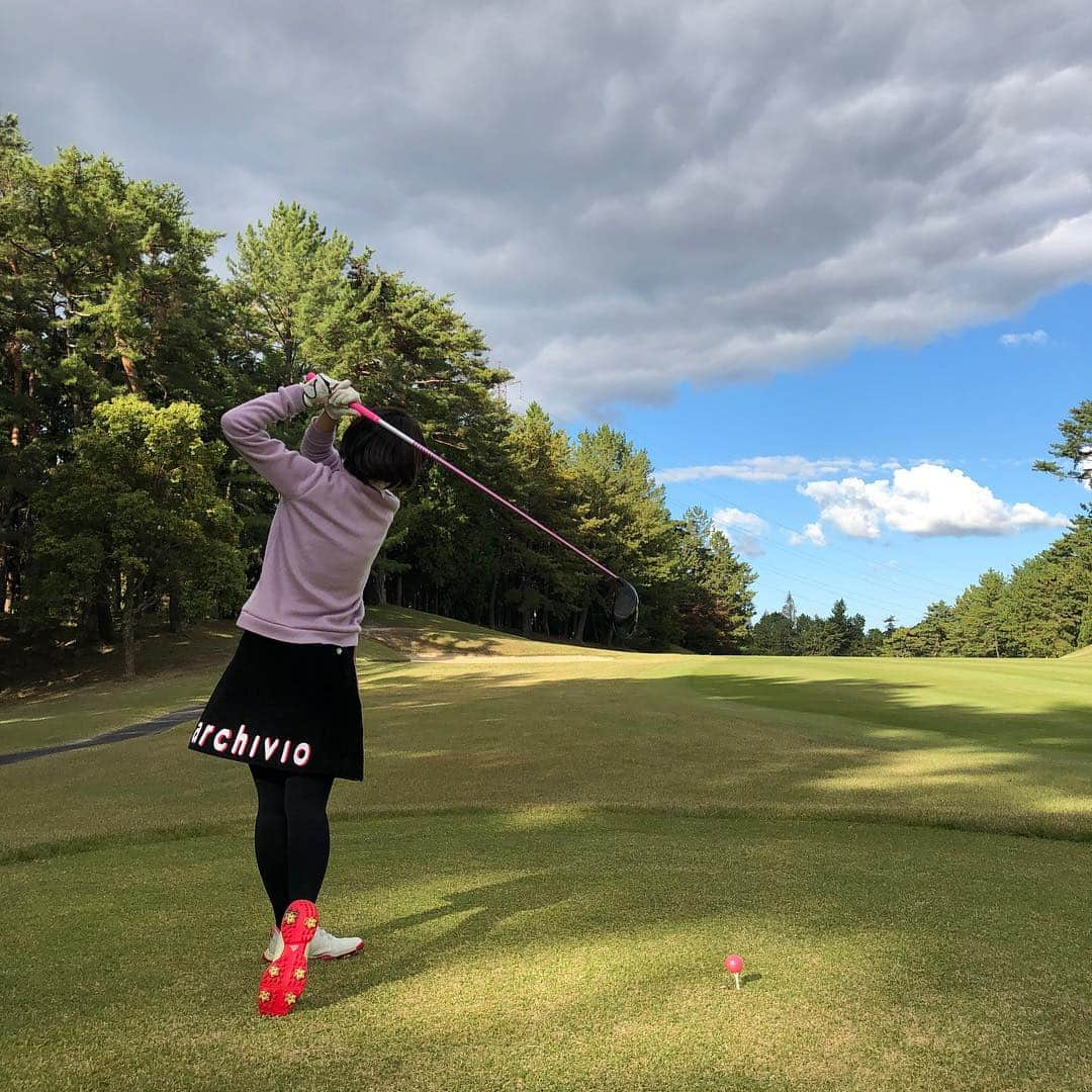 宮崎宣子さんのインスタグラム写真 - (宮崎宣子Instagram)「京都ゴルフ⛳️🏌️‍♀️ 難しいーー💦 砲台グリーンに悩まされました😭 全部転げ落ちてしまう…😅 栗東、三上のトーナメントコースは、私にはまだレベルが高すぎました⛳️ でも、紅葉🍁もしてて、綺麗でした🍁🍁🍁 #京都ゴルフ #京都旅 #女子旅 #砲台グリーン #トーナメントコース #栗東コース #三上コース」11月3日 11時57分 - miyazaki_nobuko