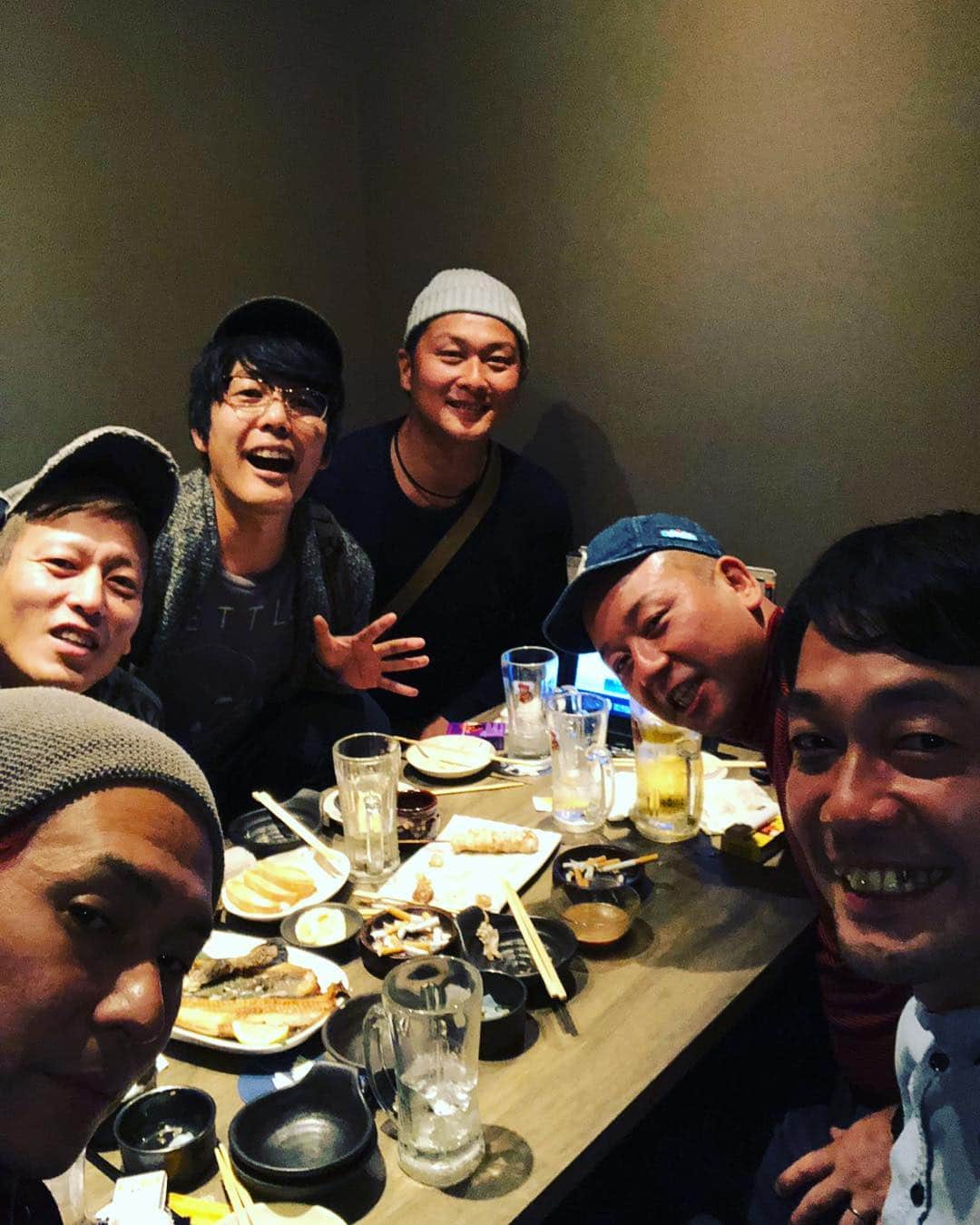 じゅんいちダビッドソンさんのインスタグラム写真 - (じゅんいちダビッドソンInstagram)「焚火会飲み🔥！！！ キャンプと車と釣りの話⛺️🎣🚗をつまみに🍺を！！！ うおー！おもろい夜でしたー😊 #ヒロシ さん #スパローズ大和 さん #バイきんぐ西村 #うしろシティ阿諏訪 #ベアーズ島田キャンプ #じゅんいちダビッドソン  #焚火会」11月3日 11時52分 - 0204junich_davidson_official