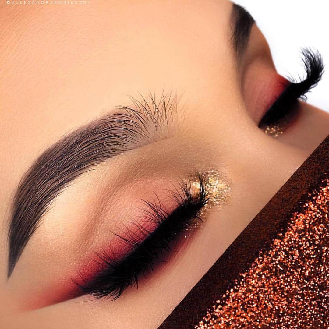 Anastasia Beverly Hillsさんのインスタグラム写真 - (Anastasia Beverly HillsInstagram)「Sultry Palette 🎨 and Star Power Glitter ⭐️ on brows #Dipbrow Pomade in Granite and Clear Brow Gel 😍 @aleksandrakonieczny」11月3日 3時50分 - anastasiabeverlyhills