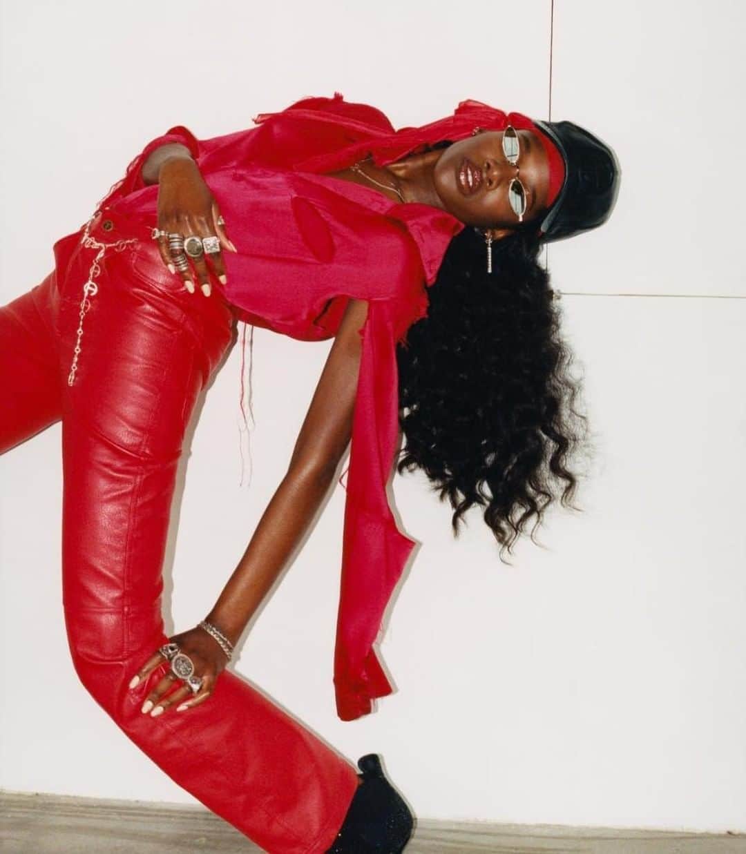 Smashboxのインスタグラム：「#shotatsmashbox @Oyinda From the 'The New Fashion Rebels' Issue of @i_D //⠀⠀⠀⠀⠀⠀⠀⠀⠀ #smashboxrentals⠀⠀⠀⠀⠀⠀⠀⠀⠀ Magazine: @i_d⠀⠀⠀⠀⠀⠀⠀⠀⠀ Brand: @telfarglobal⠀⠀⠀⠀⠀⠀⠀⠀⠀ Photogpraher: @tylersphotos⠀⠀⠀⠀⠀⠀⠀⠀⠀ Stylist: #avenagallagher⠀⠀⠀⠀⠀⠀⠀⠀⠀ MUA: @marcelogutierrez⠀⠀⠀⠀⠀⠀⠀⠀⠀ Hair: #shingoshibata ⠀⠀⠀⠀⠀⠀⠀⠀⠀ ⠀⠀⠀⠀⠀⠀⠀⠀⠀ #regram @smashboxstudios」