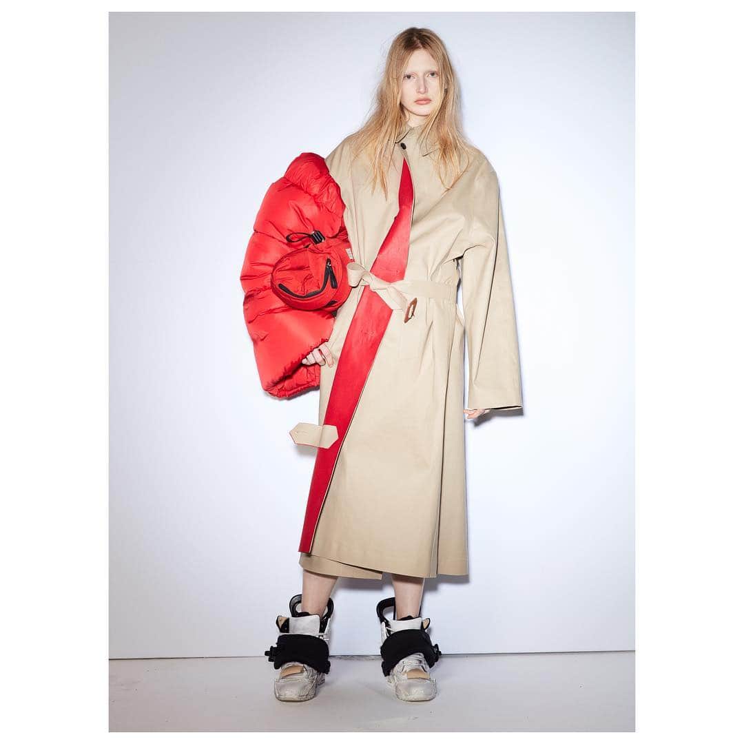 Maison Margielaさんのインスタグラム写真 - (Maison MargielaInstagram)「Another look at the last edition of the Maison Margiela crafted by @mackintoshofficial beige and red trench coat, as seen during our Autumn-Winter 2018 Women's show. #MaisonMargiela #Mackintosh」11月3日 9時35分 - maisonmargiela
