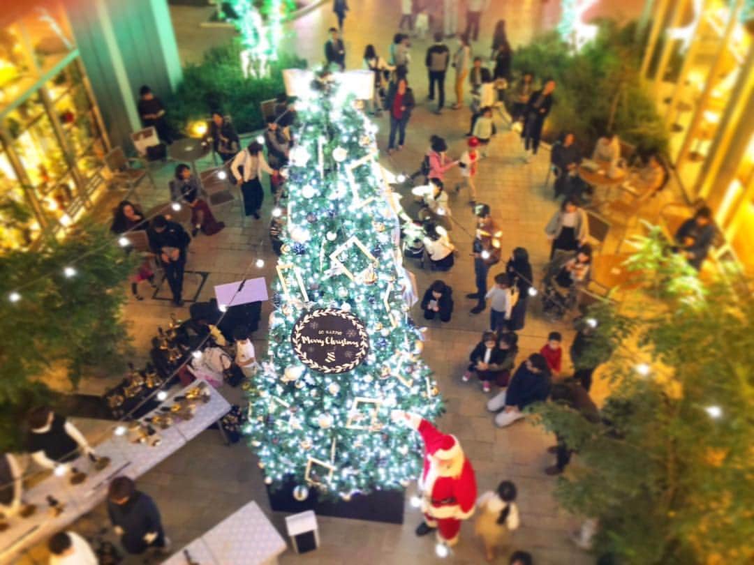 LECT レクトさんのインスタグラム写真 - (LECT レクトInstagram)「昨日は待ち望んだ、クリスマスツリーの点灯式でした。ハンドベルの演奏とともにサンタクロースがクリスマスツリーをライトアップしましたよ。 LECTでは今年もクリスマスのお楽しみイベントをたくさん用意しております。ぜひ遊びにいらしてくださいね。 #lect #レクト #クリスマスツリー #クリスマスツリー点灯式 #christmastree #サンタクロース #サンタさん #イルミネーション #広島観光 #広島 #広島市」11月3日 10時40分 - lect_hiroshima