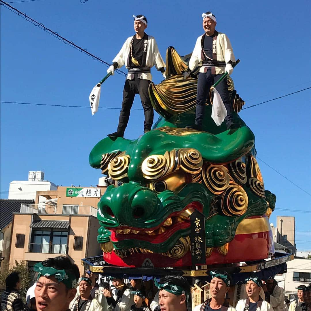 山口愛実のインスタグラム：「毎年恒例の唐津くんちへ🎵 今回は今日1日しか行けないから朝早く家を出て唐津へ…😅 とりあえず人が多かった…(笑) 天気よかったし、土曜日だから人、人人😅  ずっと歩き回って曳山追っかけて写真撮りまくってるけどやっぱ唐津くんち好きだなぁ～😊 しかも今回は毎年追っかけてるイケメンを早いうちから見れたし満足🤣🤣 しかし最近全然飲まない私が朝から缶ビール3本＋瓶ビール約1本飲んだから今めっちゃ眠い…😅」