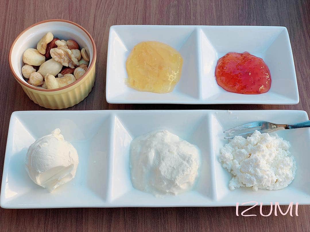 のインスタグラム：「『La Petite Fromagerie（ラ プチ フロマージェリー）〜小さなチーズの店〜』 ✴︎ ﻿チーズ20種お代わり自由 1680円  川崎のラ チッタデッラ にオープンしたばかりのチーズ専門店で、100分間チーズ食べ放題に挑戦🧀  リコッタチーズやファインクリームチーズとイチゴジャムが合う🍓  このお店の詳しい情報は⬇︎ https://harapeco.news/la-petite-fromagerie/ ✴︎ #チーズ食べ放題 #LaPetiteFromagerie #ラプチフロマージェリー #小さなチーズの店 #チーズ専門店 #😋 #チーズ #食べ放題 #いちごジャム #川崎 #クリームチーズ #リコッタチーズ #いちご #cheese #🧀 #love #ラチッタデッラ #ティータイム #teatime #川崎グルメ #はらぺこ #おかわり自由 #チーズ20種お代わり自由 #食レポ #飯テロ」