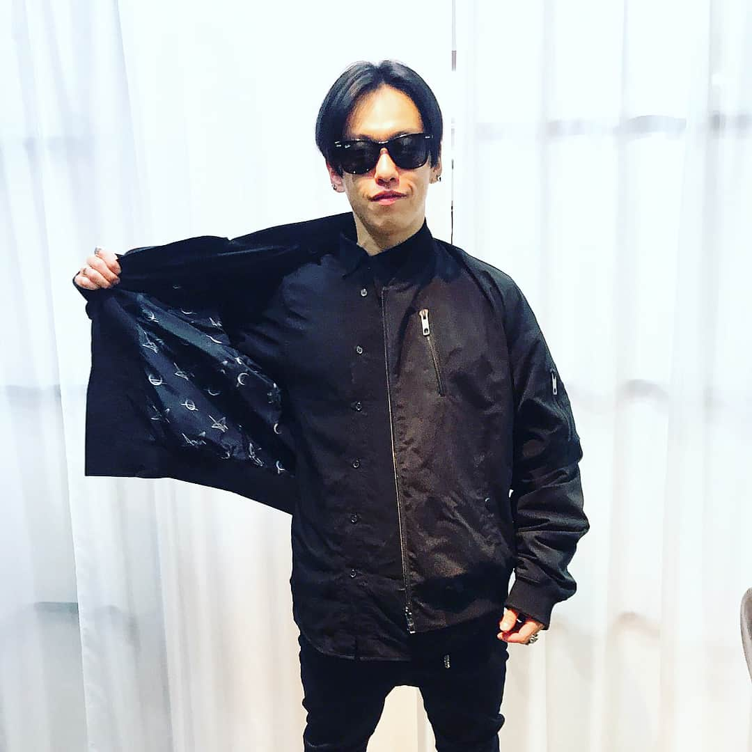 MOMIKENさんのインスタグラム写真 - (MOMIKENInstagram)「斜めジップMA-1がご好評につき30枚だけ追加できました！  #mitsutsuki #ミツツキ #ジャパニーズモダン #japanesemodern #斜めジップMA1 #斜め襟シャツ #嬉しみ〜」11月3日 20時19分 - momiken_spyair