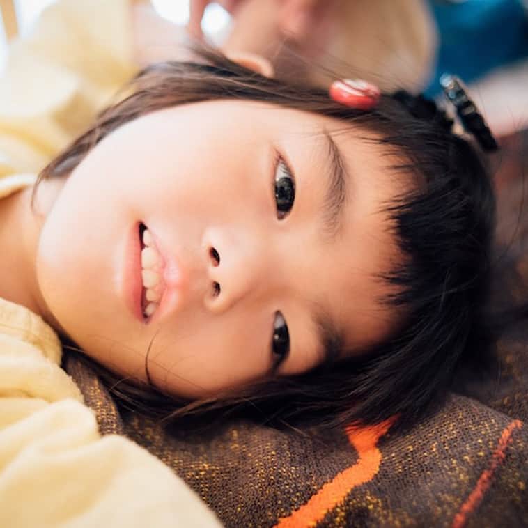 soarさんのインスタグラム写真 - (soarInstagram)「娘の重い障害を葛藤の末受け入れるまで🕊🍀✨ 『この子を愛することに理由なんていらない』と気づき、世界が変わった🚂🌏✈️ 病気・障害当事者と家族のためのオンラインコミュニティ「CARE LAND」を運営する金澤裕香さんのコラムです📚🎁🎀 http://soar-world.com/2017/12/01/yukakanazawa/ ・ ・ 「soar（ソアー）」は、人の持つ可能性が広がる瞬間を捉え伝えていくメディアです💫🌙✨ http://soar-world.com/ ・ ・ #soar_world #家族 #育児 #保育園 #障害児子育て #車椅子 #wheelchair #難病 #バギー #子ども用車椅子 #障害者手帳 #身体障害 #子育て #先天性心疾患 #パラリンピック #二分脊椎 #療育 #肢体不自由 #肢体不自由児 #水頭症 #特別支援学校 #療育センター #重症心身障害児 #脳性麻痺 #筋ジストロフィー #病児保育 #呼吸器 #医療的ケア児 #児童デイサービス #かわいい」11月3日 21時13分 - soar_world