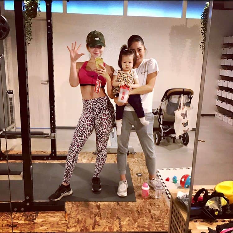 のインスタグラム：「ボディメイクスタジオUNDEUX @undeux55 にて産後トレーニング再開っ🏋️‍♀️🌈💖 . 約３ヶ月ぶりのトレーニングは、めちゃめちゃ効いたっ😭💪🔥✨ . アミちゃん @ami_fit_717 を始め、UNDEUXの皆様いつもありがとうございます😊🙏❤️✨ . イギリスに行く前に３ヶ月分まとめ買いしたお勧めのサプリの事もブログに書きました😉📝💗 ・・・ ・・・ #mommy #workout #training #trainingday #産後トレーニング #産後ダイエット #ボディメイクスタジオundeux #mama #momlife #mommy #mommyslay」