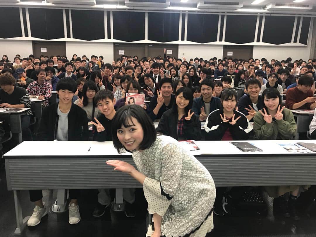福原遥さんのインスタグラム写真 - (福原遥Instagram)「☺︎ AGESTOCK2018 in 早稲田祭トークショーに来てくださった皆さんありがとうございました！！ 話すのが下手な私でしたが、、、 楽しんでいただけたかな😭 久々のイベントで少し緊張しちゃいました！笑 でも皆さんが本当に温かく迎えてくださり、一気に緊張がとけ、とっても楽しい時間を過ごすことが出来ました！ 本当にありがとうございます！ 皆さんと近い距離でお話することが出来て嬉しかったです！ そして司会をしてくださった馬場さん、スタッフの皆さん、素敵なトークショーにしてくださりありがとうございました！ また皆さんに会いに行けたらいいな！ 来てくださった皆さんとの記念写真📸  #早稲田祭 #学祭 #トークショー」11月3日 21時24分 - haruka.f.official