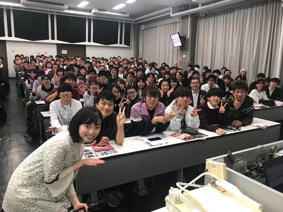 福原遥さんのインスタグラム写真 - (福原遥Instagram)「☺︎ AGESTOCK2018 in 早稲田祭トークショーに来てくださった皆さんありがとうございました！！ 話すのが下手な私でしたが、、、 楽しんでいただけたかな😭 久々のイベントで少し緊張しちゃいました！笑 でも皆さんが本当に温かく迎えてくださり、一気に緊張がとけ、とっても楽しい時間を過ごすことが出来ました！ 本当にありがとうございます！ 皆さんと近い距離でお話することが出来て嬉しかったです！ そして司会をしてくださった馬場さん、スタッフの皆さん、素敵なトークショーにしてくださりありがとうございました！ また皆さんに会いに行けたらいいな！ 来てくださった皆さんとの記念写真📸  #早稲田祭 #学祭 #トークショー」11月3日 21時24分 - haruka.f.official