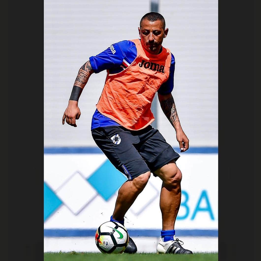 アンジェロ・パロンボのインスタグラム：「Ogni tanto ancora giocatore... 😬😬⚽️⚽️ #sampdoria #bogliasco #genova #training #ap17 #work #coach #passion #mylife」
